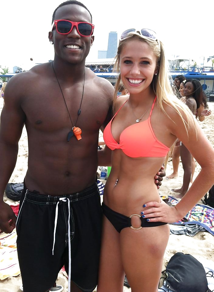 Mujeres blancas en bikini con hombres negros
 #30362434