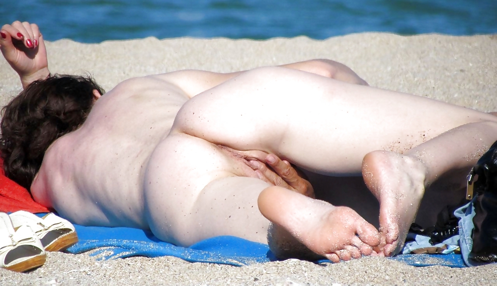 Sexo en grupo amateur en la playa #rec voyeur g15
 #37572065