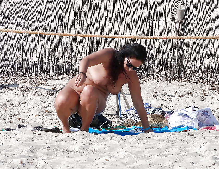 Una ragazza nuda sulla spiaggia mista
 #23767687