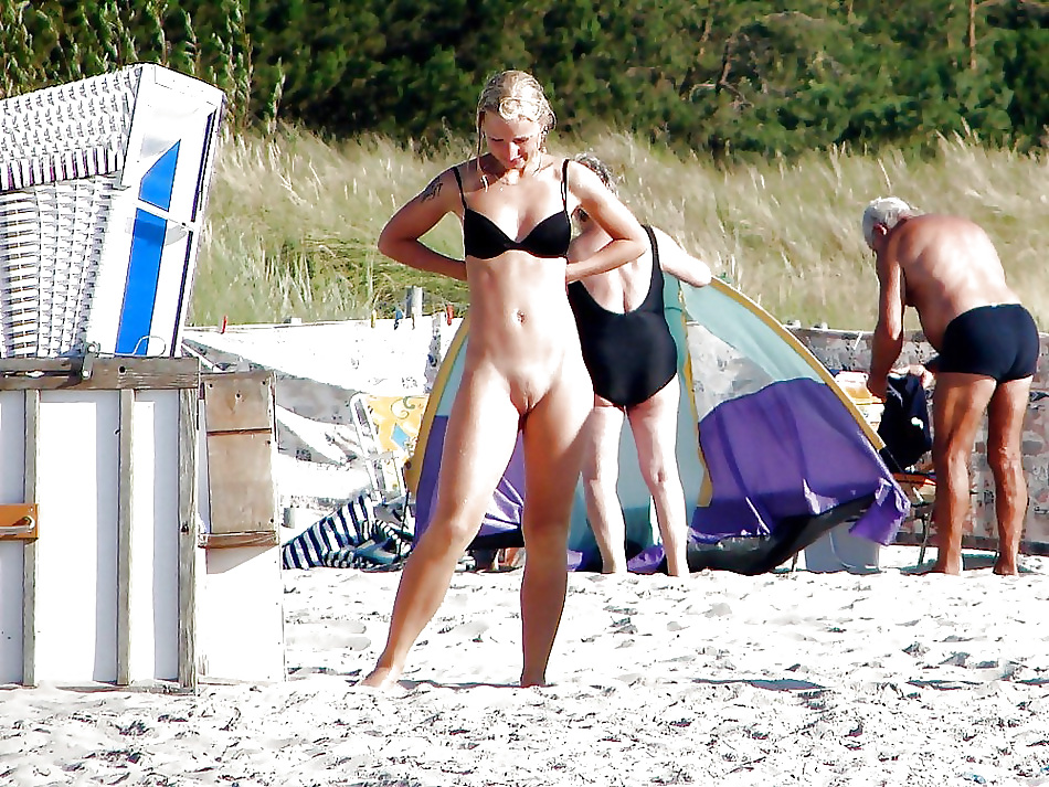 Una ragazza nuda sulla spiaggia mista
 #23767714