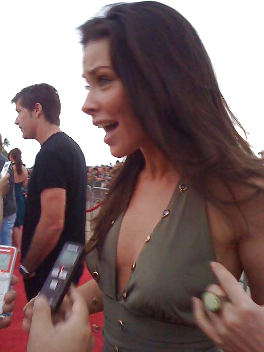 Evangeline lilly hot with big cleavage
 #28782800