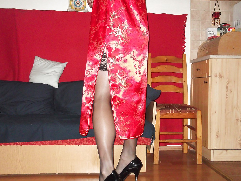 赤いサテン（シルク）の中国のドレス - チョンサン（qiipao）。
 #24762455