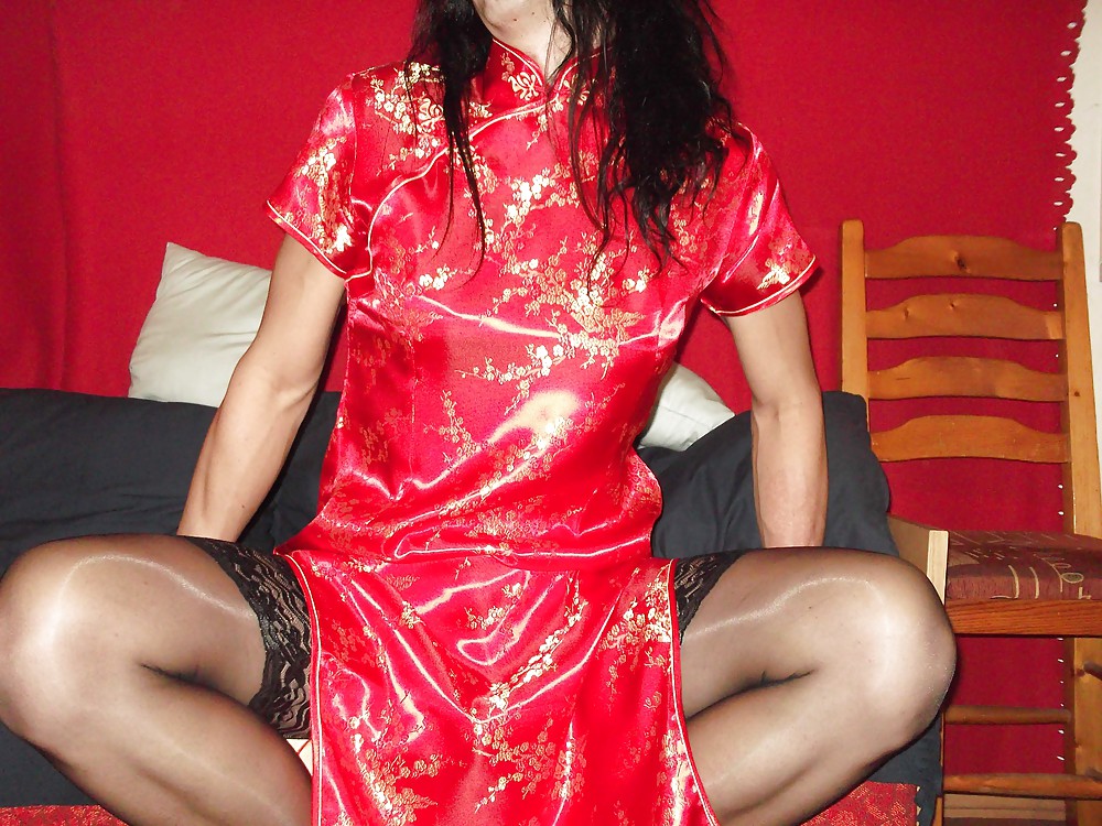 赤いサテン（シルク）の中国のドレス - チョンサン（qiipao）。
 #24762545