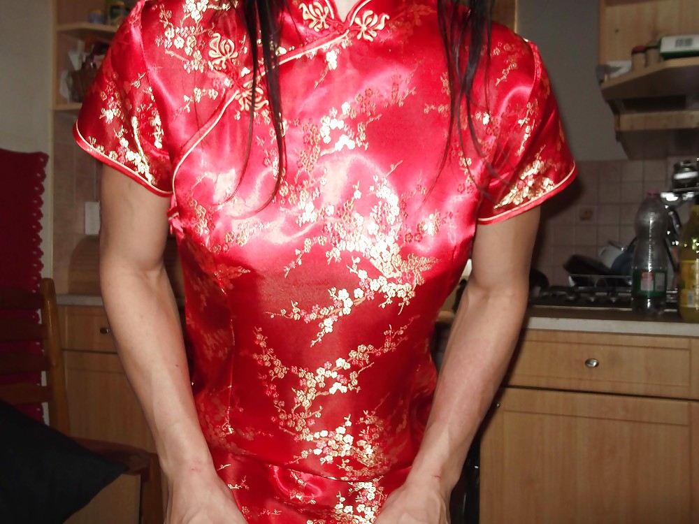 赤いサテン（シルク）の中国のドレス - チョンサン（qiipao）。
 #24762565