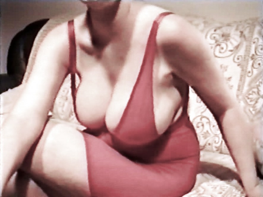 サグ - 大きな乳房 赤いホットなモノキニ & ミニスカートのホットな脚 11
 #35605811