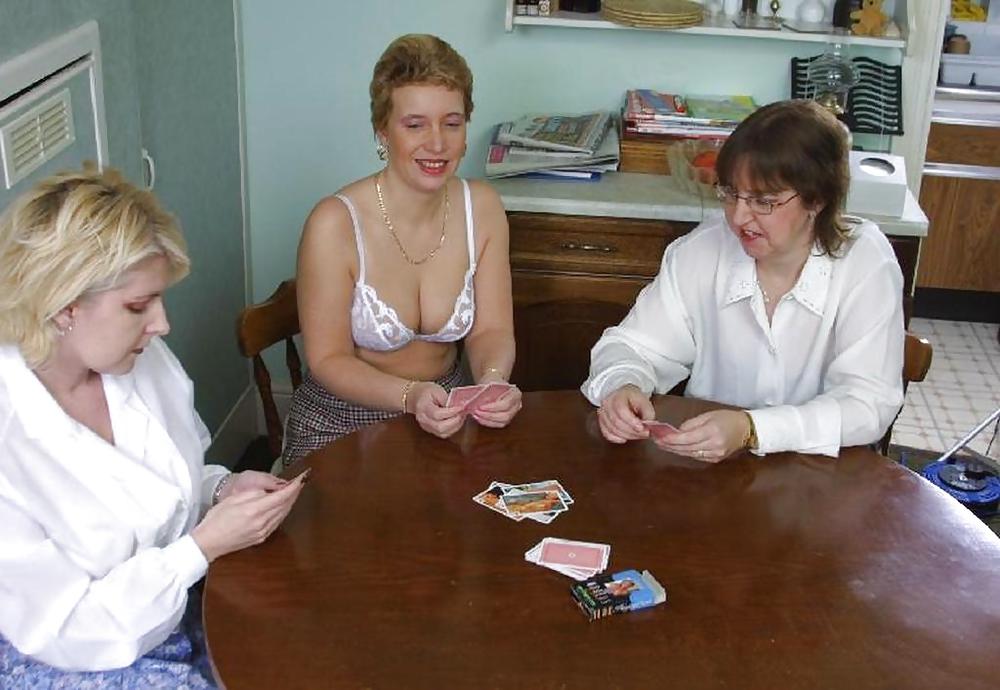Dames Du Village - Nous Allons Jouer Au Strip Poker. #35917474