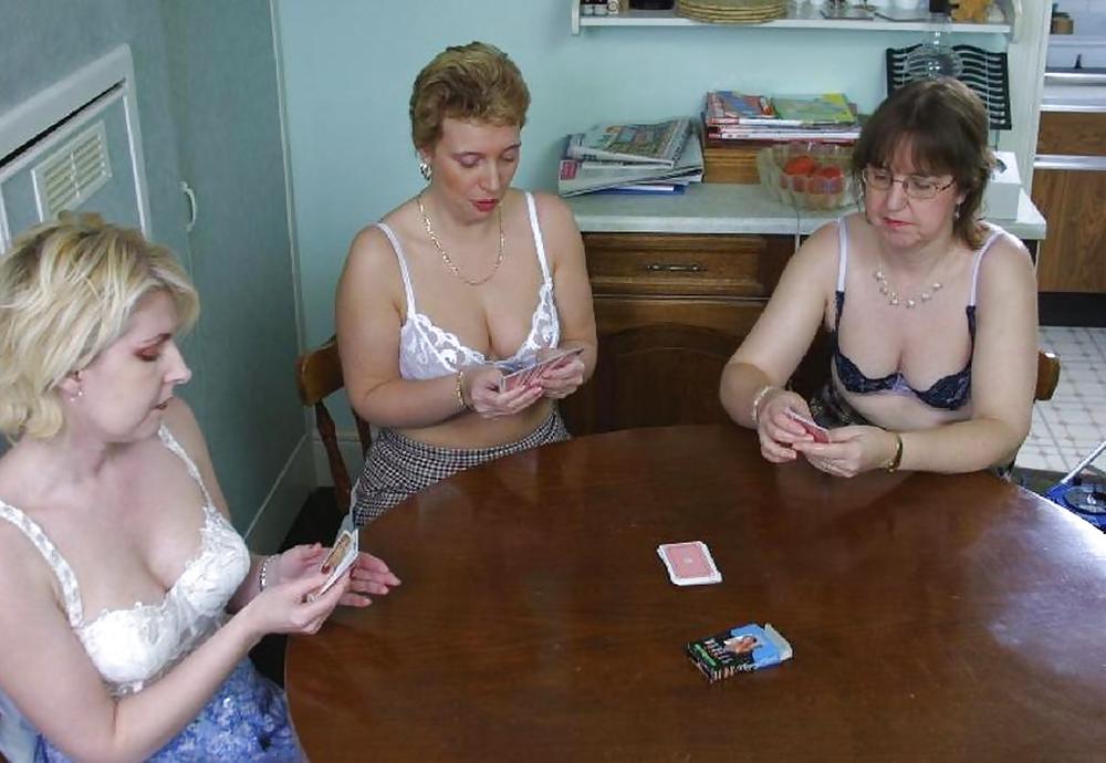 Dames Du Village - Nous Allons Jouer Au Strip Poker. #35917519