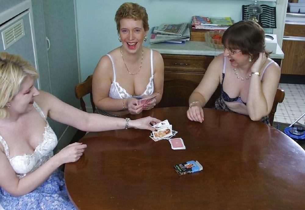 Dames Du Village - Nous Allons Jouer Au Strip Poker. #35917525