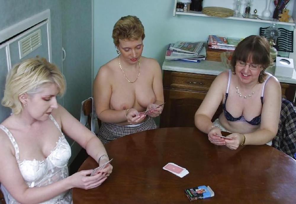 Dames Du Village - Nous Allons Jouer Au Strip Poker. #35917592