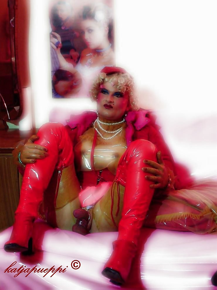 汚れたゴム製のトランスジェンダー娼婦
 #23652223