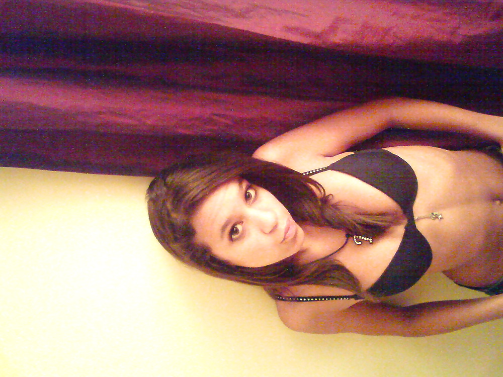 Latina giovane (non nudo)
 #33684209
