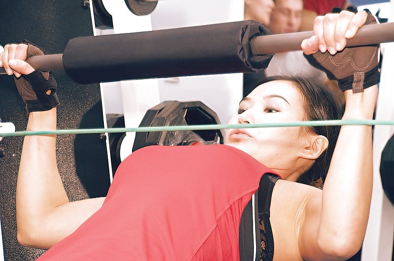 Filles Kazakhes Sexy Dans La Salle De Gym #36062668