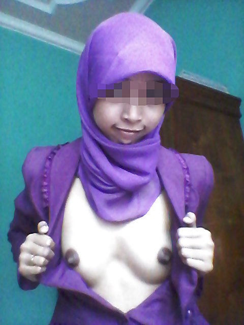 Indonesia-cewek jilbab ungu
 #33346439