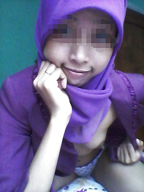 Indonesia-cewek jilbab ungu
 #33346452