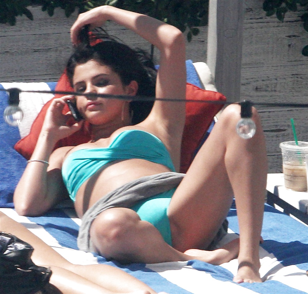 Selena Gomez - Hot Bikini Bilder Von Einem Latin Teen Schlampe #39037730