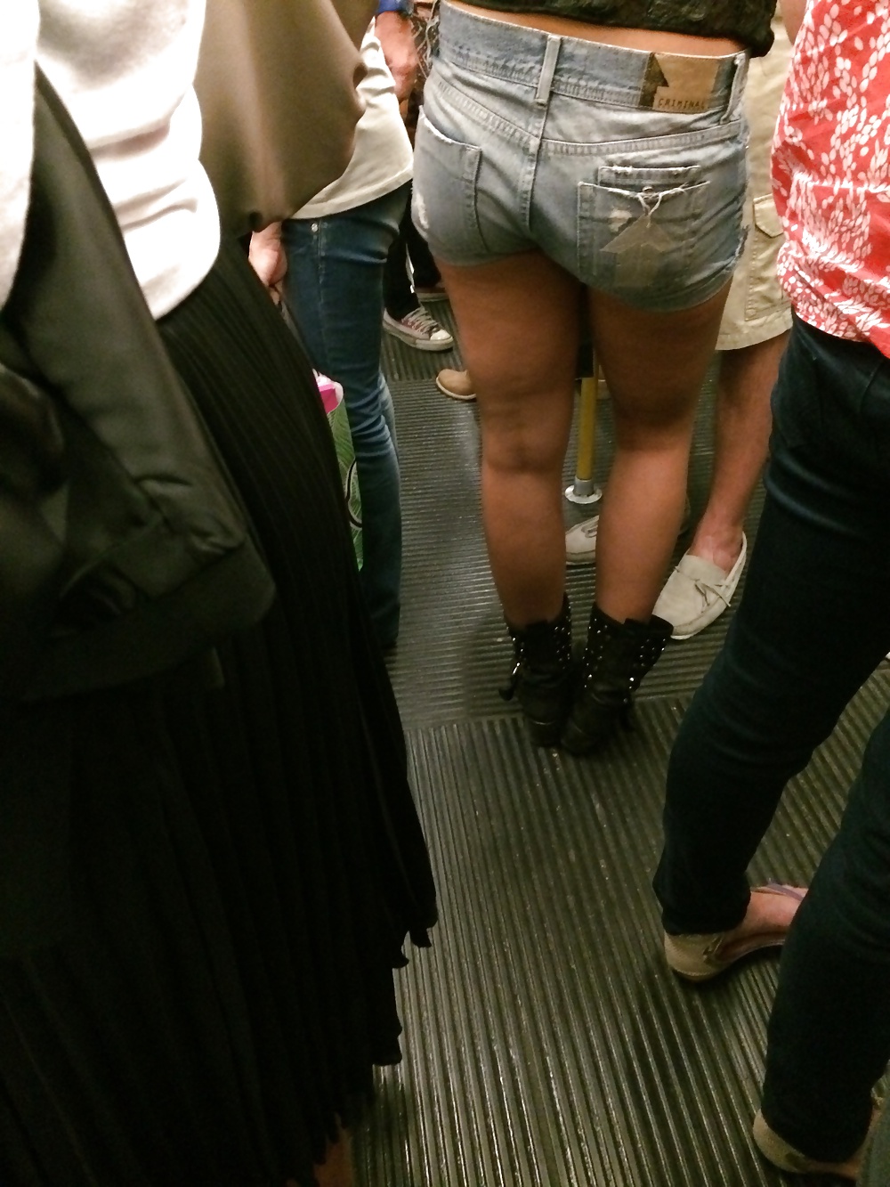 ブロンドのティーンが地下鉄でセルライトの大きなお尻を見せる
 #28787332