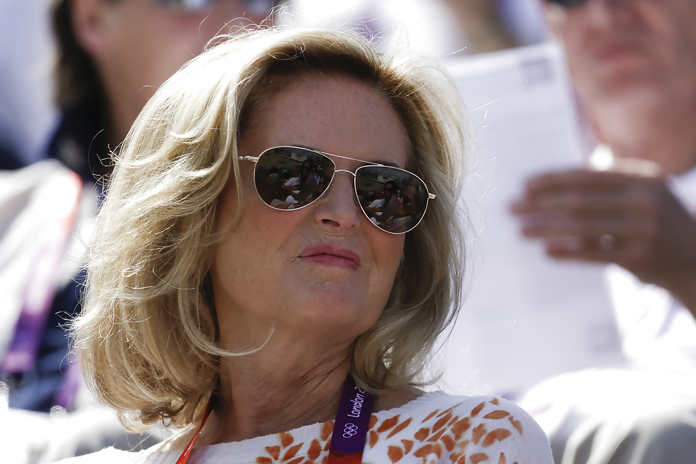 Amor masturbándose a la conservadora ann romney
 #41002396