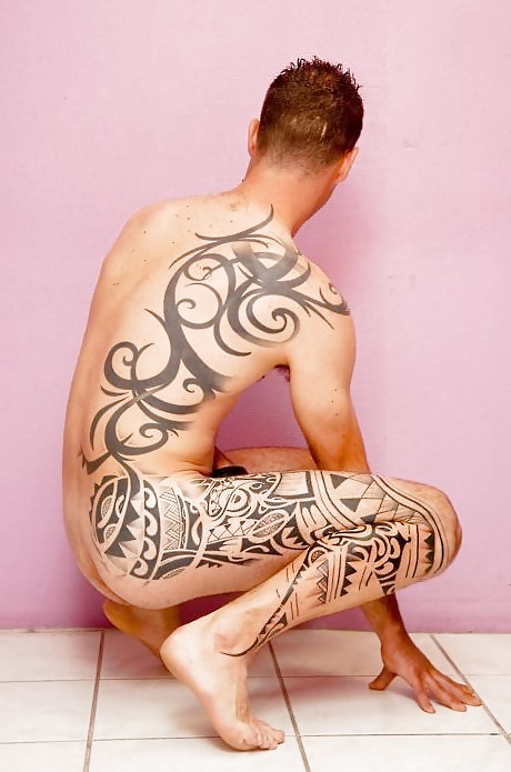 Körperkunst. Tattoos Und Piercings #25144912