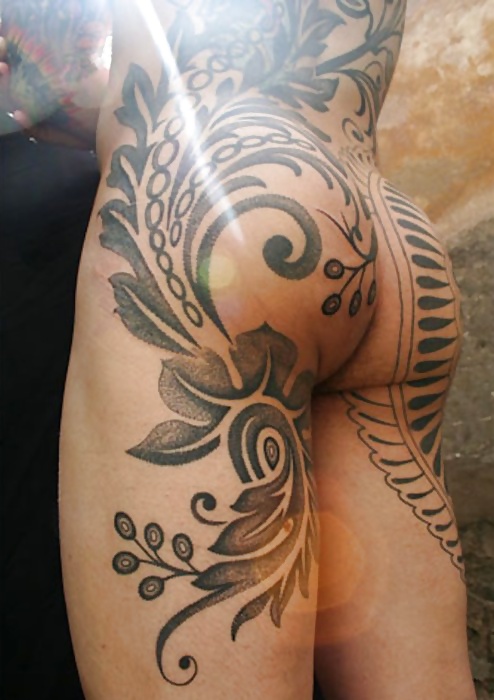 Körperkunst. Tattoos Und Piercings #25145189