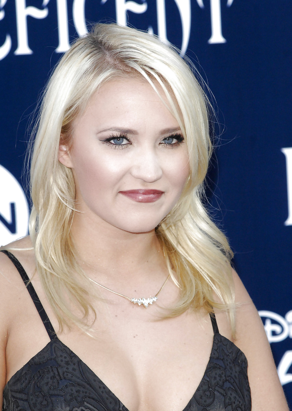 Emily Osment - Büsten Aus Für Disneys Maleficent #26674558