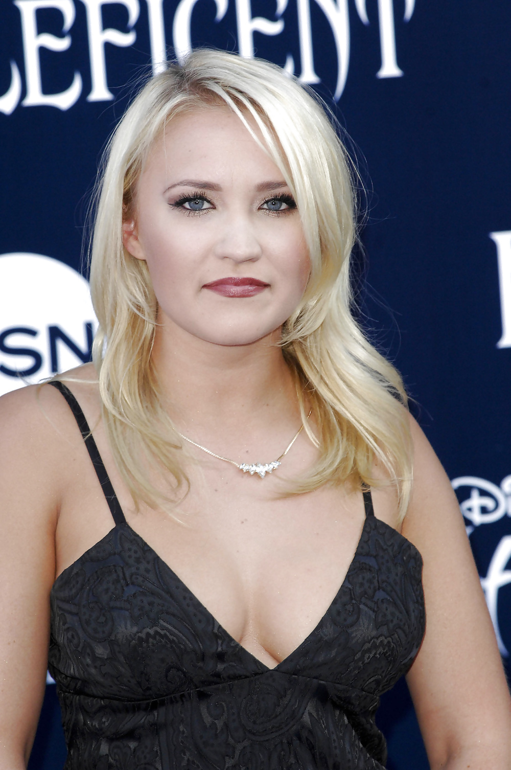 Emily Osment - Büsten Aus Für Disneys Maleficent #26674568