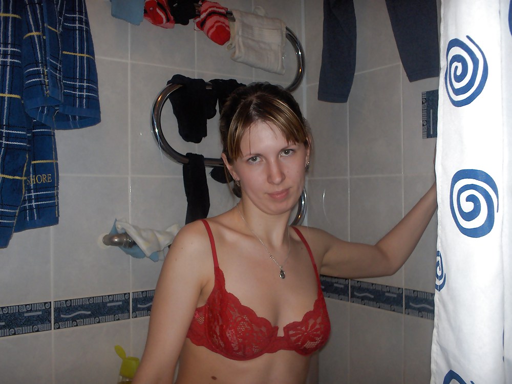 Mostra la stanza della ragazza e il bagno con un tulipano
 #24666650