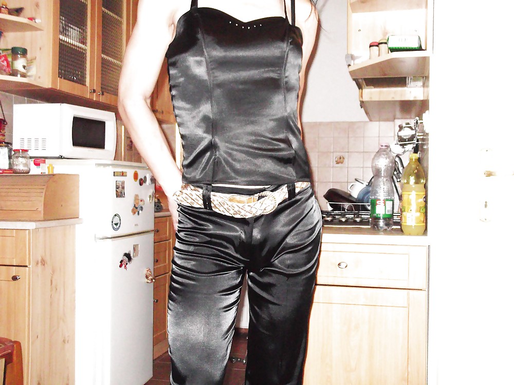 Completo di raso nero (pantaloni, corsetto, giacca)
 #23032886