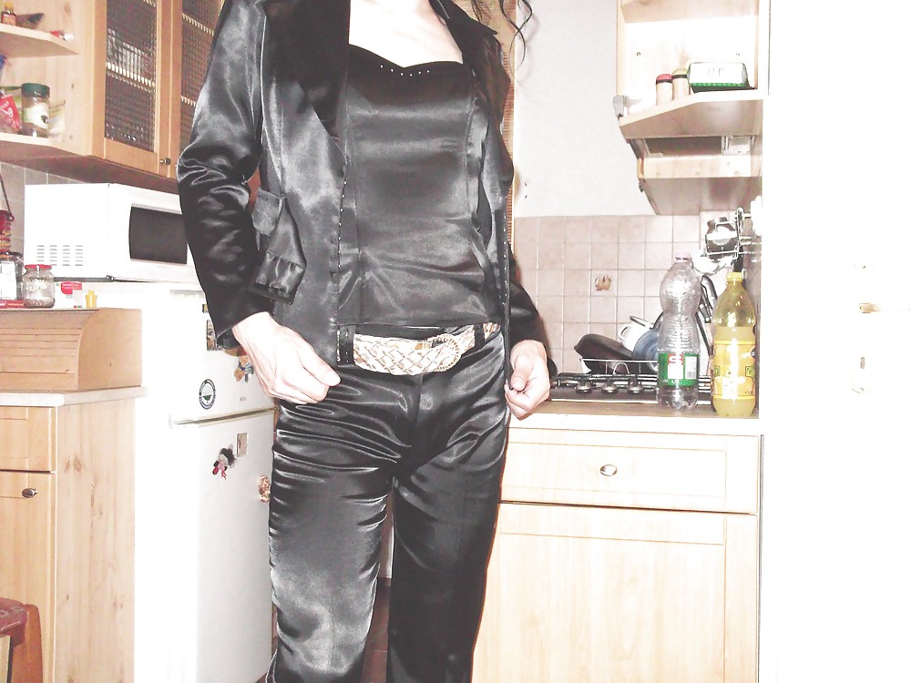 Completo di raso nero (pantaloni, corsetto, giacca)
 #23032906