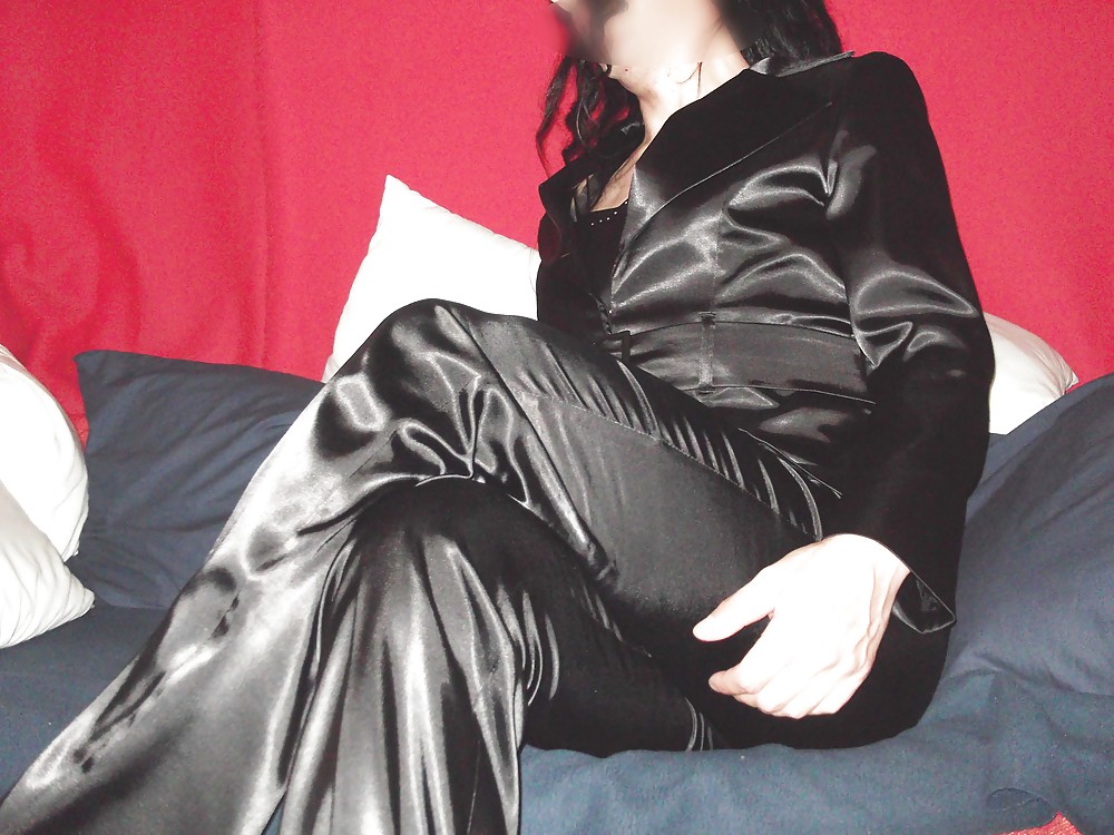 Completo di raso nero (pantaloni, corsetto, giacca)
 #23032960