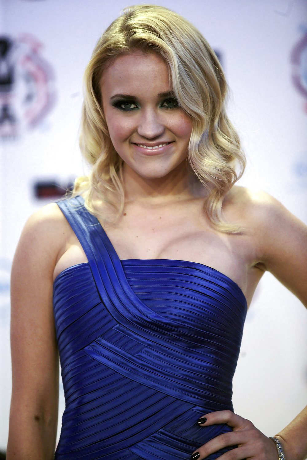Emily Osment Vs. Erin Ponceuses #24433938