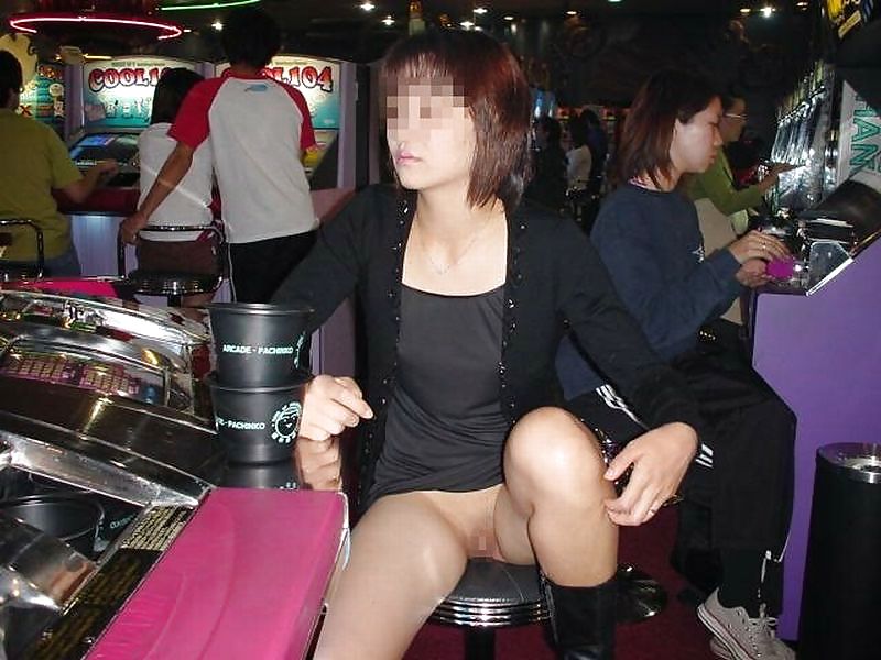 Alcune ragazze asiatiche nude in pubblico
 #37008093