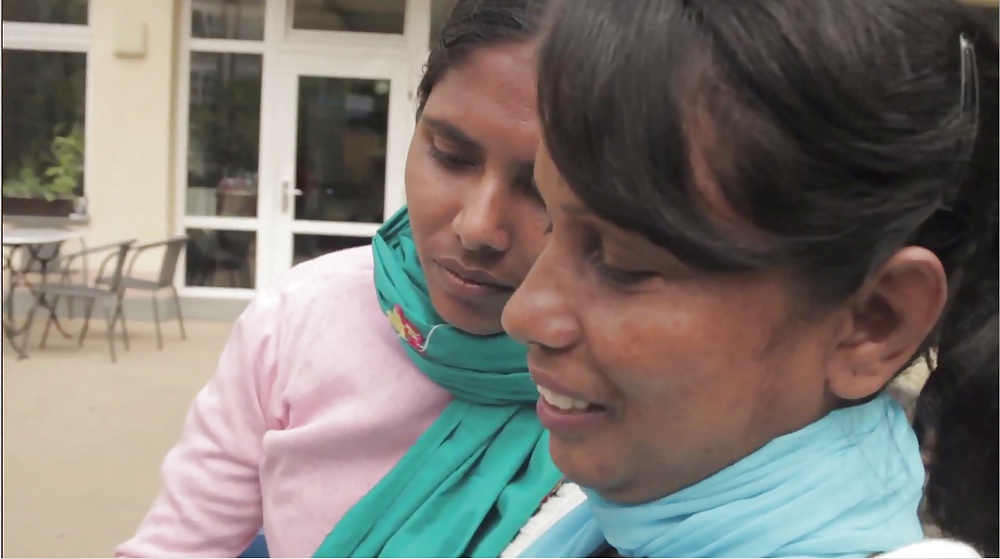 バングラディッシュ人女性の顔中に広がるザーメン 
 #29073501