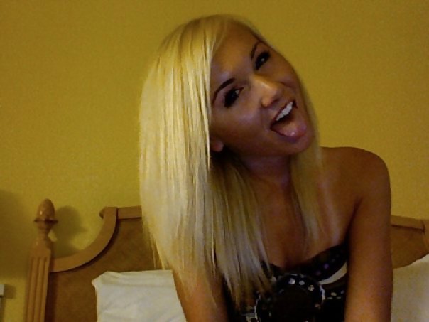 Rubia joven con cuerpo increíble selfshot 2de3 #23372065