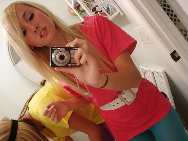 Rubia joven con cuerpo increíble selfshot 2de3 #23372754