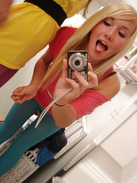 Rubia joven con cuerpo increíble selfshot 2de3 #23372767