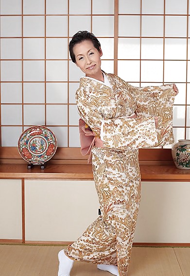 日本の成熟した服とヌード
 #27910481