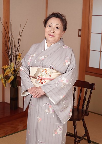 日本の成熟した服とヌード
 #27910502