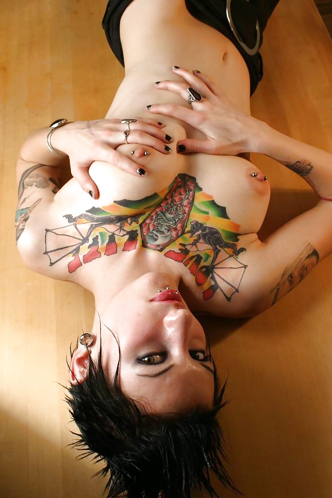 Ragazza sexy gotica piercing tatuata
 #28687852