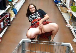 Girl Flashing Titts In Walmart