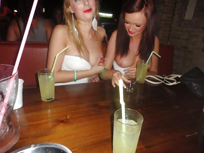 Ein Mädchen Brüste In öffentlichen Sammlung Zu Blinken #39261681