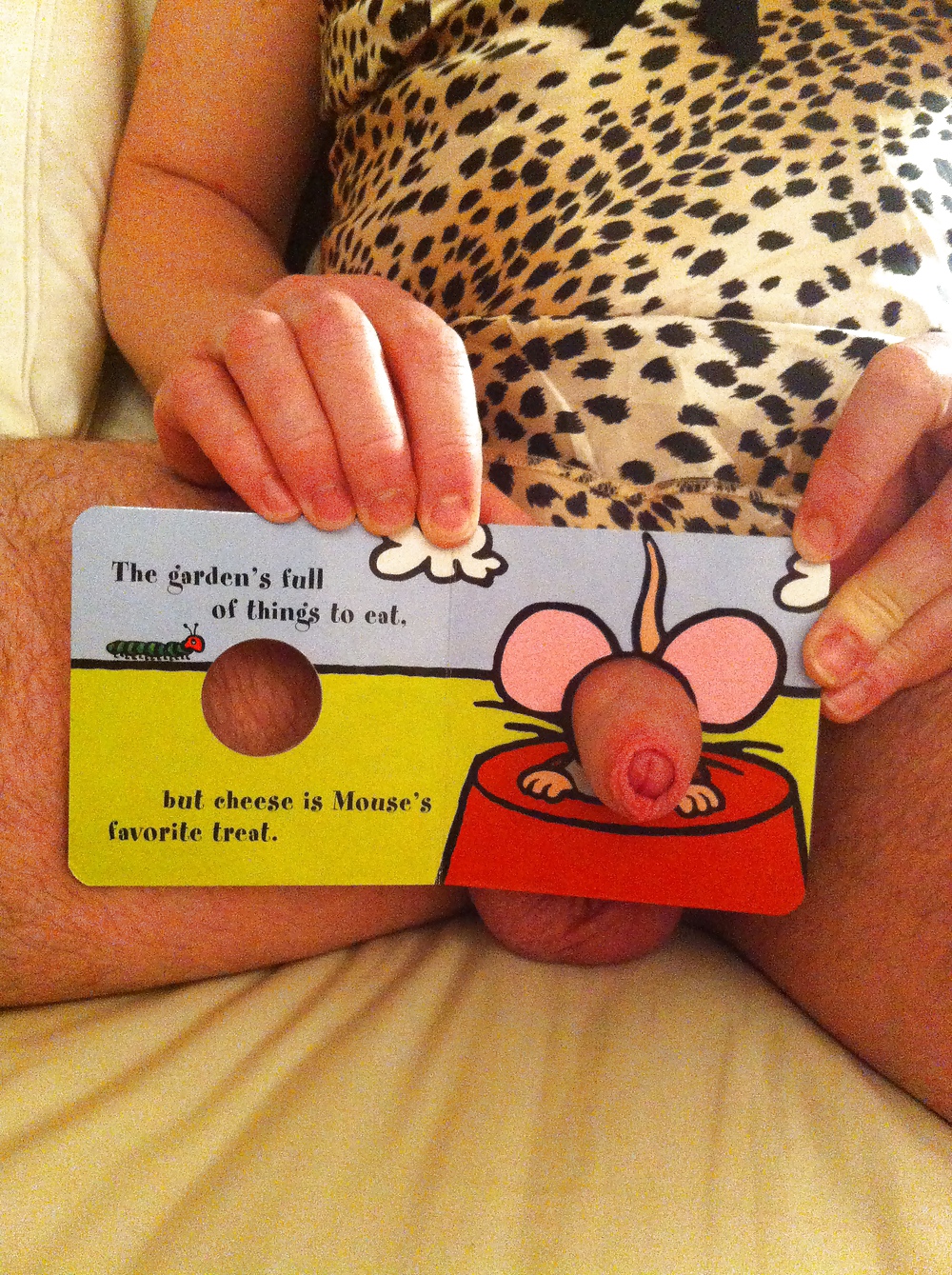 Sissy Jemima's  tiny baby mouse becomes famous #22884467