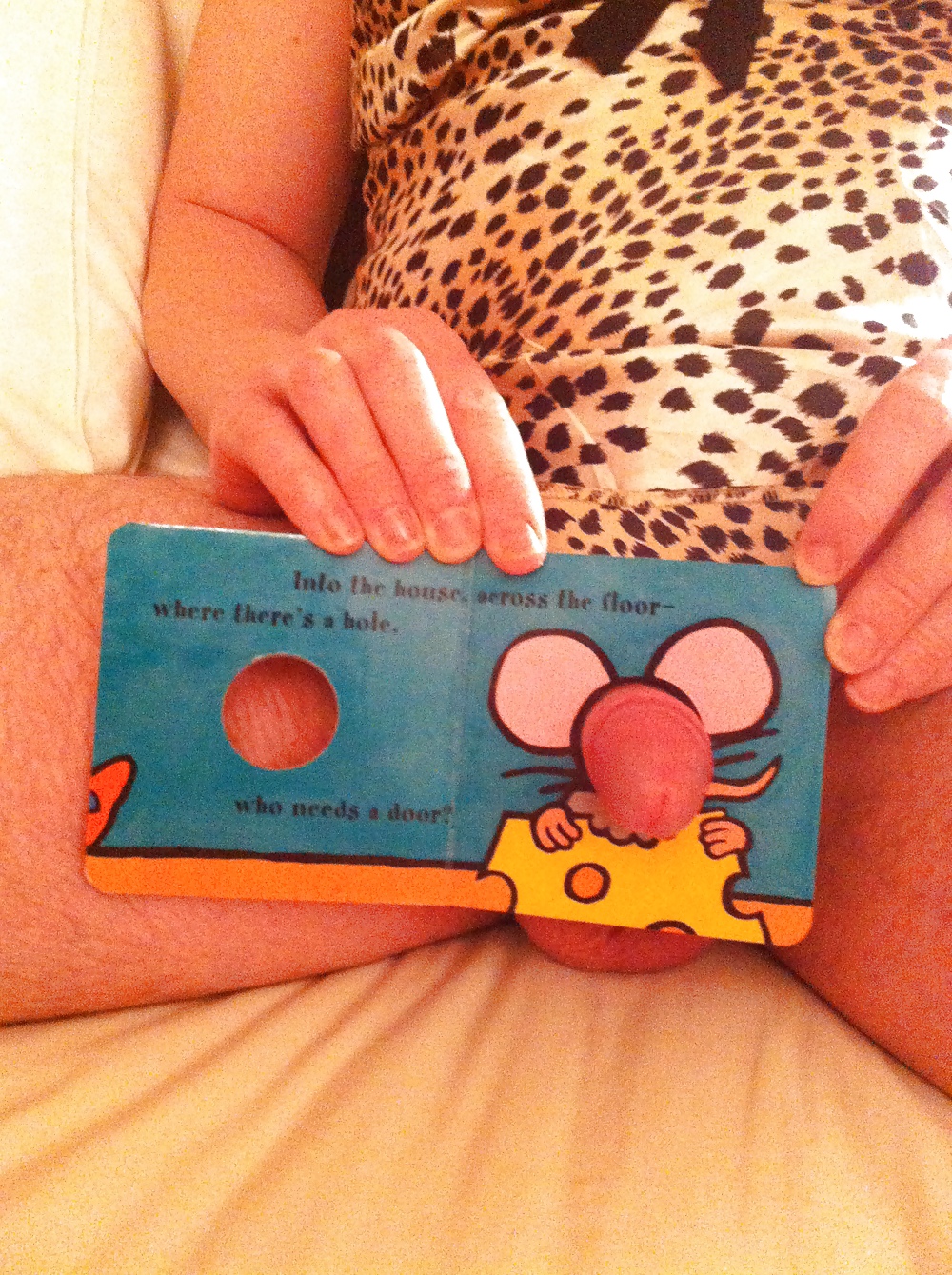 Sissy Jemima's  tiny baby mouse becomes famous #22884479