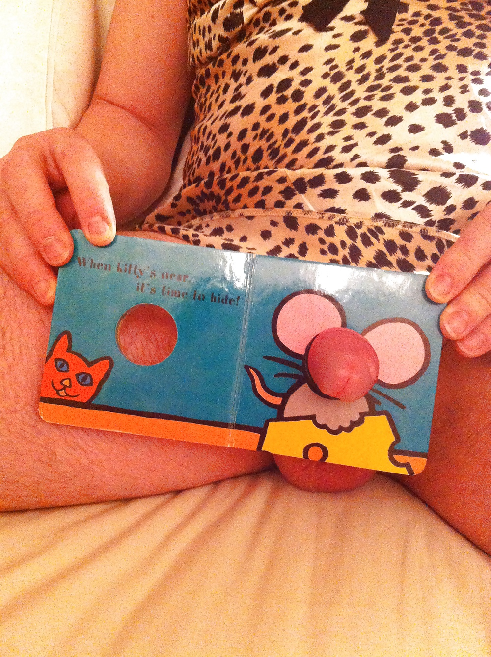 Sissy Jemima's  tiny baby mouse becomes famous #22884490