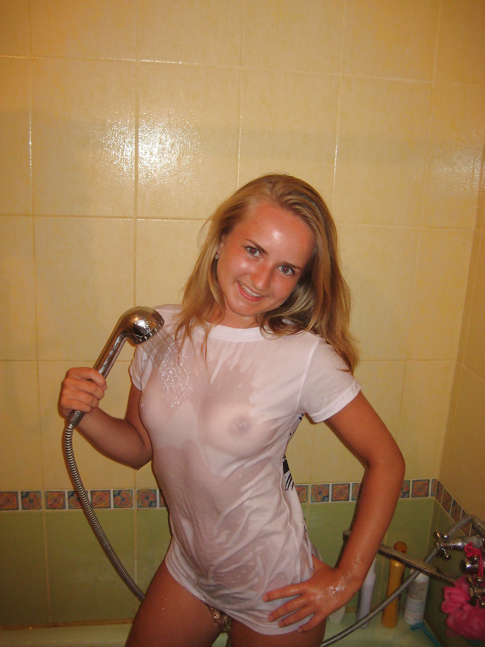Hot Wetlook Mädchen In Der Dusche #22911980