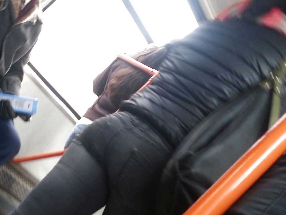Espía viejo + joven en autobús, tranvía y estación rumana
 #35247807