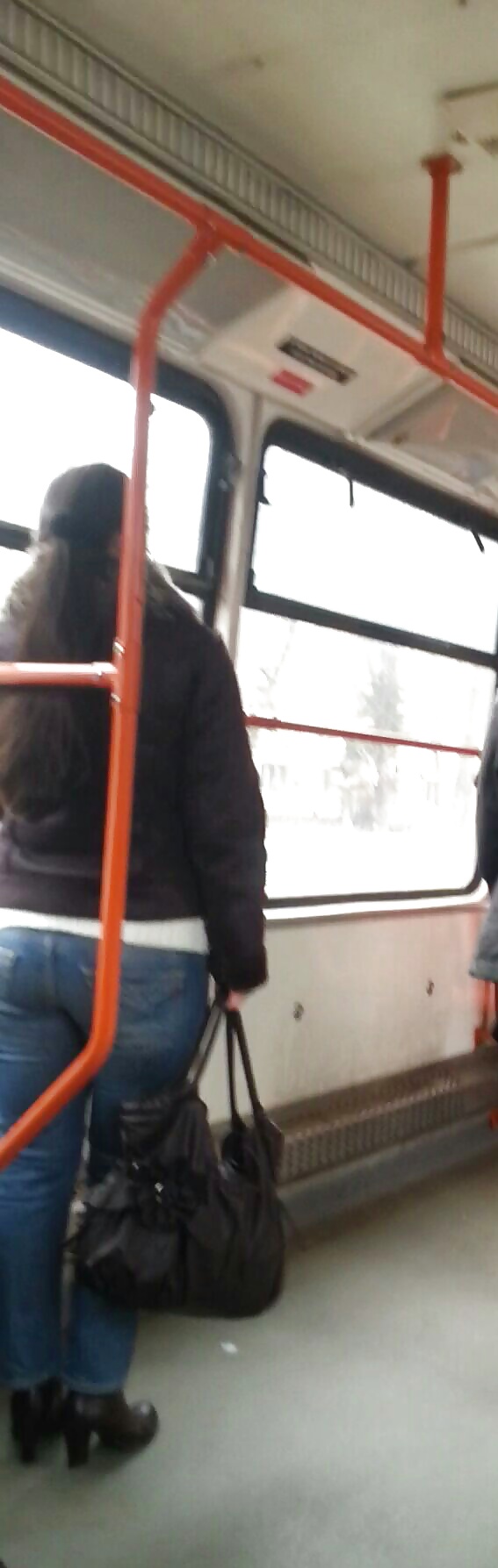 Espía viejo + joven en autobús, tranvía y estación rumana
 #35247811