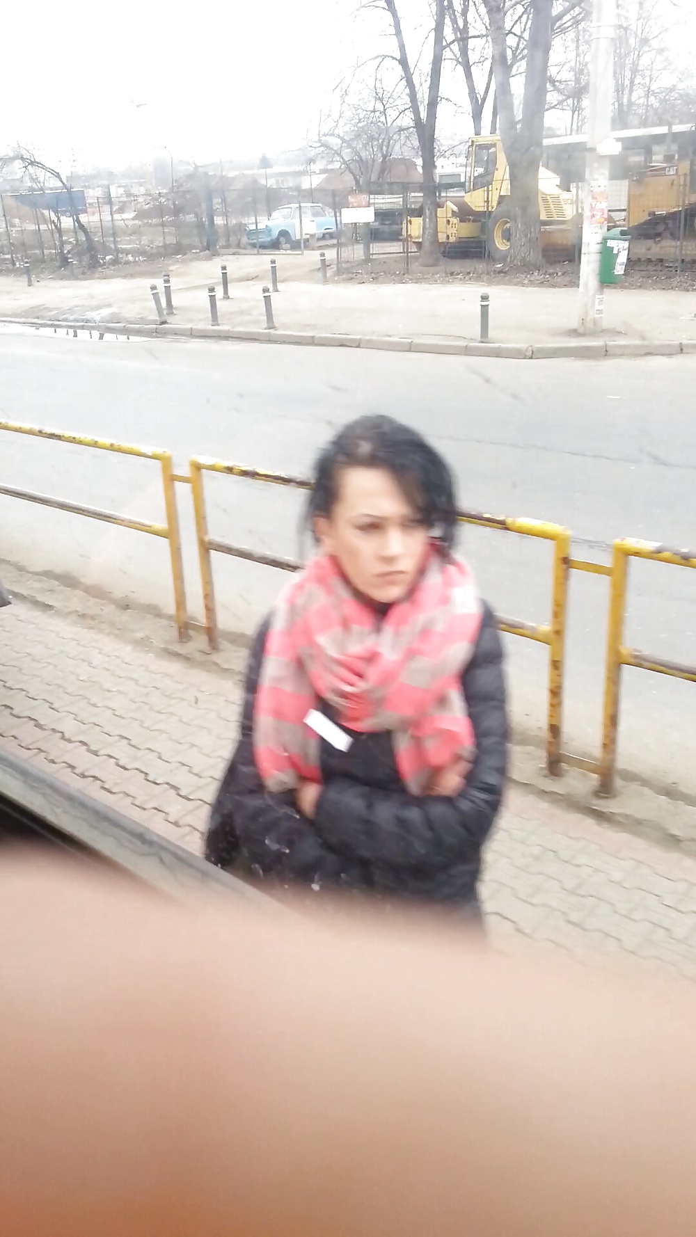 Espía viejo + joven en autobús, tranvía y estación rumana
 #35247830