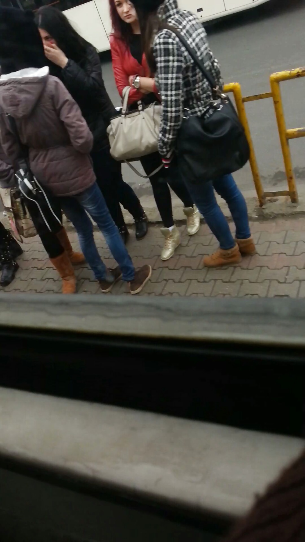 Espía viejo + joven en autobús, tranvía y estación rumana
 #35247837