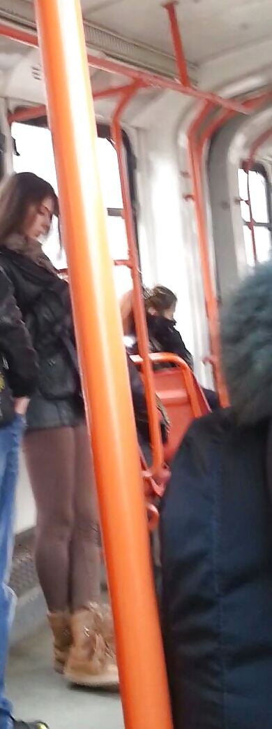 Espía viejo + joven en autobús, tranvía y estación rumana
 #35247843
