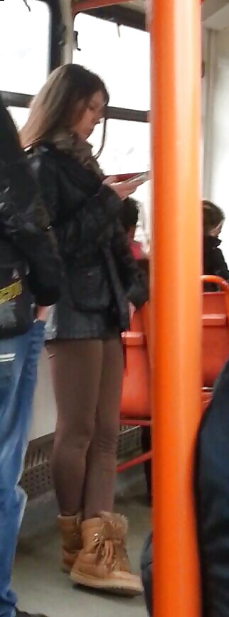 Espía viejo + joven en autobús, tranvía y estación rumana
 #35247857